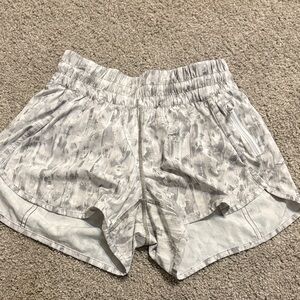 Lululemon Athletica Patterned Gray Athletic Shorts size 6 4inch